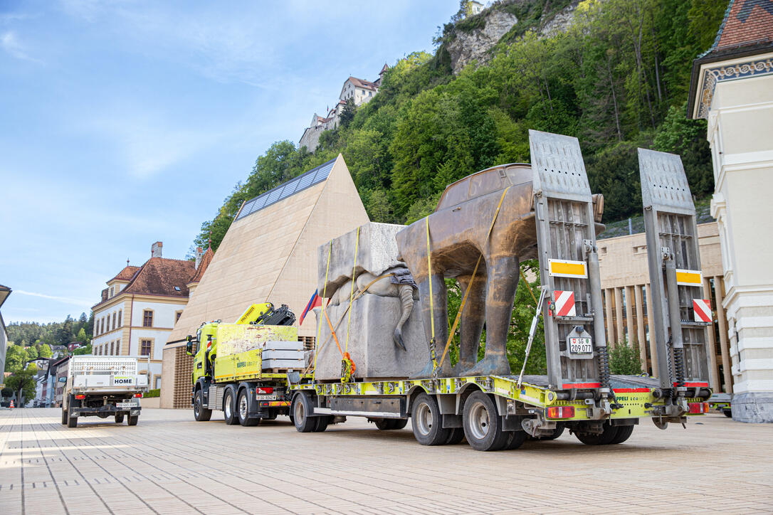 Aufbau der Skulpturen der Bad Ragartz in Vaduz (26.04.2024)