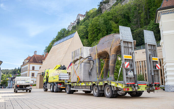 Aufbau der Skulpturen der Bad Ragartz in Vaduz (26.04.2024)
