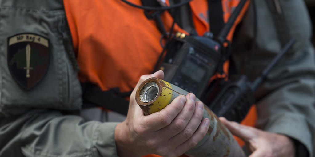 Normalerweise werden die Sprengspezialisten der Armee zu Schiessplätzen oder ins Gebirge gerufen - wie hier auf die Schwägalp. Am Mittwoch mussten sie zwei deutsche Granaten aus dem Zweiten Weltkrieg aus einem Estrich in Bern bergen. (Symbolbild)