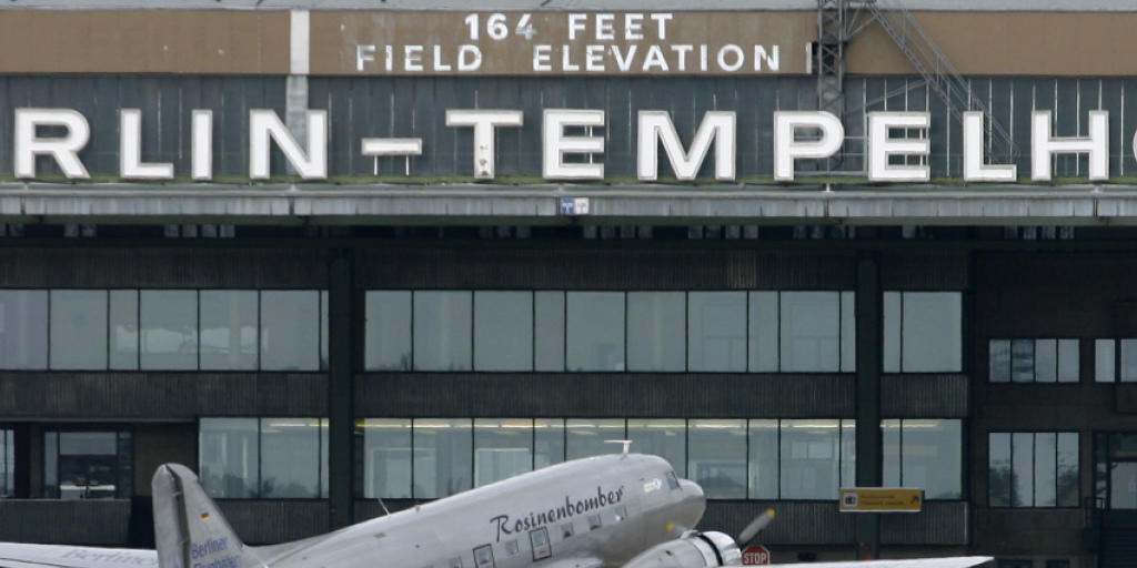 Auf dem Berliner Flughafen Tempelhof landen keine Flugzeug mehr - der Tower des ausgedienten Flughafens soll nun aber neu gestaltet und der Öffentlichkeit zugänglich gemacht werden. Ein Bieler Architekturbüro hat den Wettbewerb dafür gewonnen.