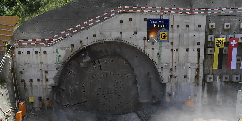 Mittwoch, 14.43 Uhr, der Moment des Durchstichs des A2-Sanierungstunnels Belchen. Mittwoch, 14.43 Uhr, der Moment des Durchstichs des A2-Sanierungstunnels Belchen.