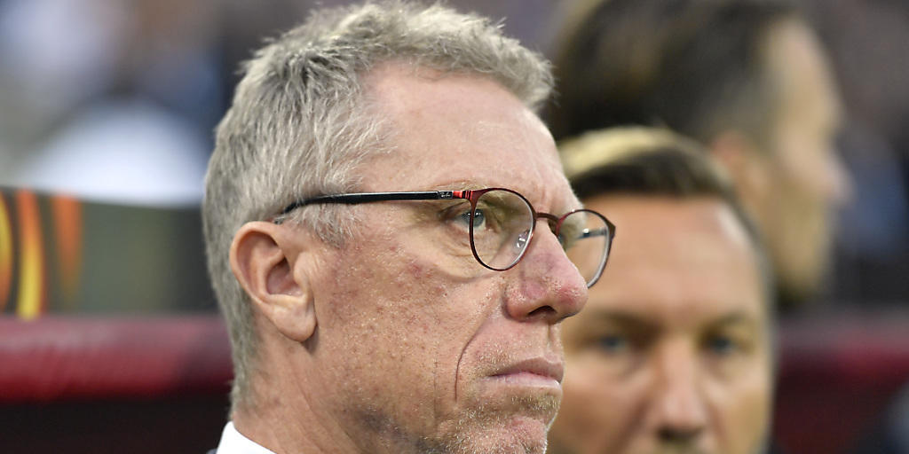 Der Blick von Köln-Coach Peter Stöger widerspiegelt die Gemütslage im Deutschen Fussball