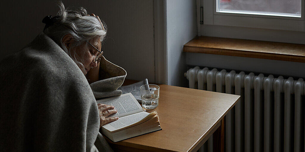 Armut hat viele Gesichter: Eine ältere Frau beim Lesen. (Gestelltes Symbolbild)
