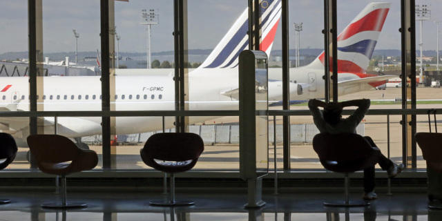 Wartender am Flughafen Orly, Paris (Archiv)