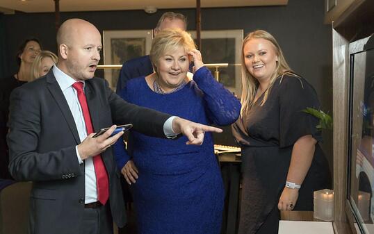 Norwegens Ministerpräsidentin Erna Solberg (Mitte) darf auf eine weitere vierjährige Amtszeit mit ihrer konservativen Koalition hoffen.