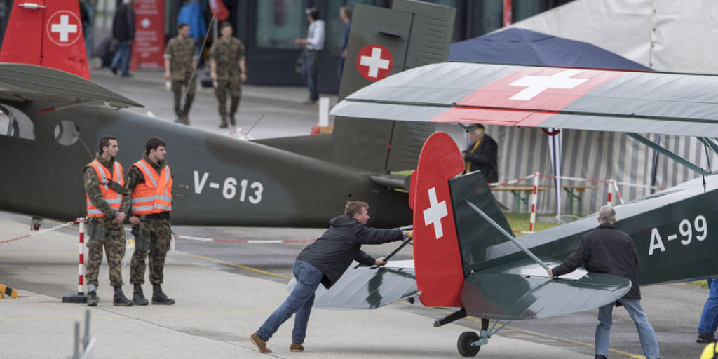 Die Vorbereitungen für die 75-Jahr-Feierlichkeiten des Militärflugplatzes Meiringen BE laufen auf Hochtouren. Die Vorbereitungen für die 75-Jahr-Feierlichkeiten des Militärflugplatzes Meiringen BE laufen auf Hochtouren.