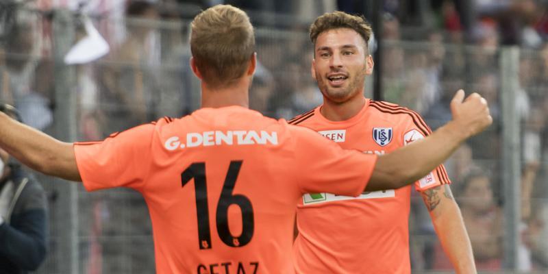 Francesco Margiotta (rechts) bedankt sich bei Nicolas Gétaz für die Vorarbeit vor dem 1:0-Führungstor