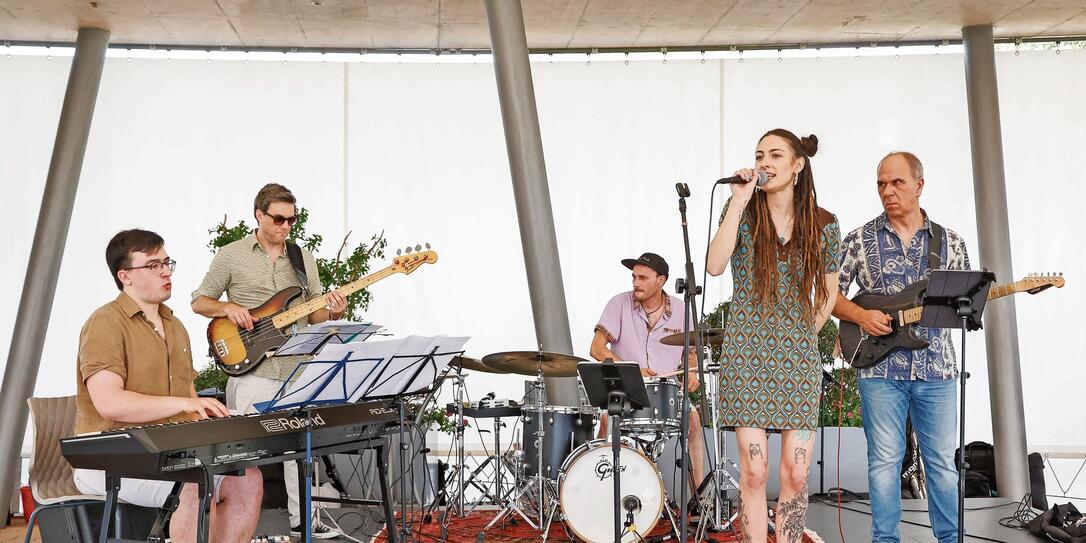 Sommerprogramm Grossabünt 2024 in Gamprin-Bendern. Kulturelle Mittwoch-Abendveranstaltungen und Outdoor-Trainings an Samstagen.
EVE & the Melting Minds
Foto: ©Paul J. Trummer