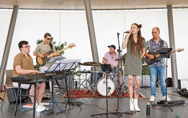 Sommerprogramm Grossabünt 2024 in Gamprin-Bendern. Kulturelle Mittwoch-Abendveranstaltungen und Outdoor-Trainings an Samstagen. 
EVE & the Melting Minds

Foto: ©Paul J. Trummer
