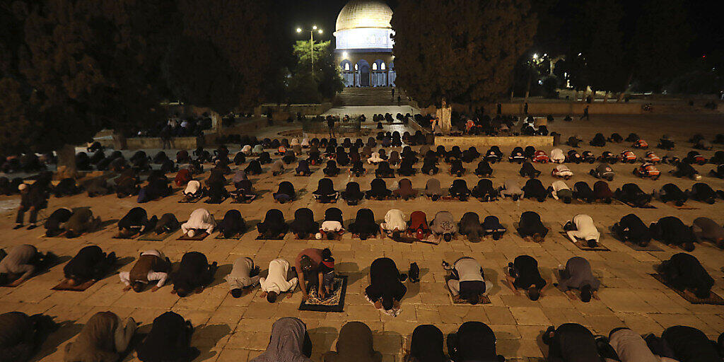 Muslimische Männer beten neben dem Felsendom in der Nähe der Al-Aksa-Moschee in Jerusalems Altstadt.