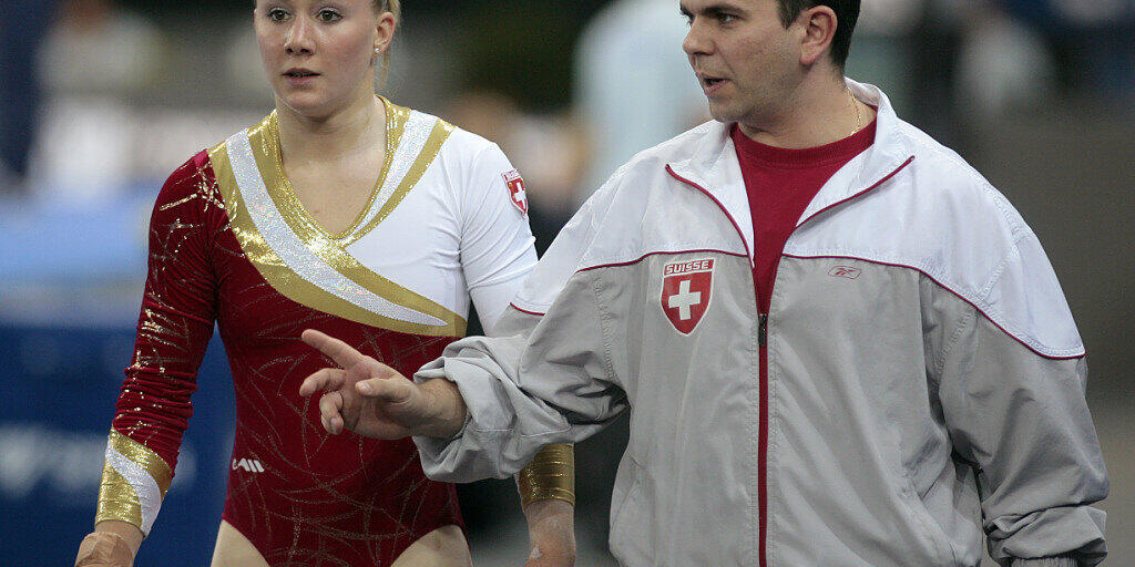 Die Kunstturnerin Ariella Kaeslin zusammen mit ihrem damaligen Trainer Fabien Martin bei der WM 2007. Sie erhebt schwere Vorwürfe an die Verantwortlichen des Sportzentrums Magglingen.