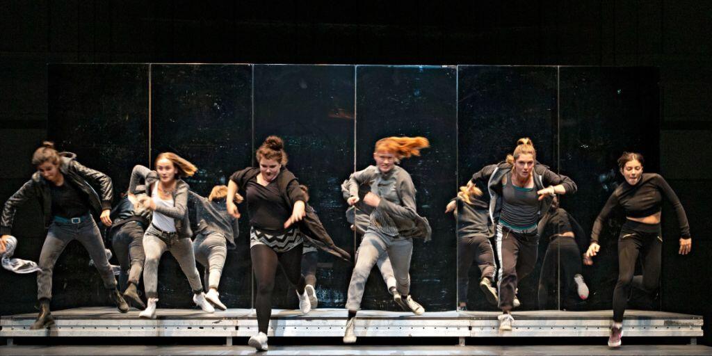 Das Jugendstück "Flex" wurde am 11. September 2019 am Schauspielhaus Zürich im Rahmen des Festivals zur Eröffnung der Saison aufgeführt. Regie führte Suna Gürler.