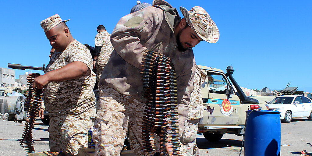 Eine Miliz aus Misrata bereitet sich vor auf den Abmarsch zur Verteidigung von Tripolis gegen die Truppen von General Haftar (Aufnahme vom April 2019) Eine Miliz aus Misrata bereitet sich vor auf den Abmarsch zur Verteidigung von Tripolis gegen die Truppen von General Haftar (Aufnahme vom April 2019)