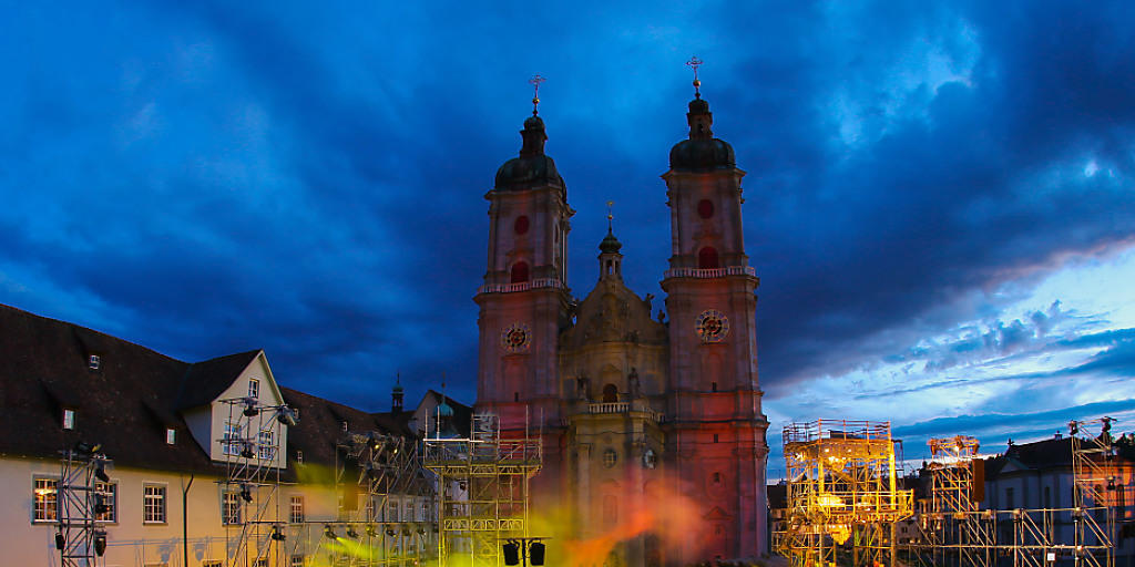 Die spektakulären Lichtprojektionen der Freiluft-Oper "Le Cid" verwandeln die berühmte St. Galler Klosterkirche in eine Leinwand.