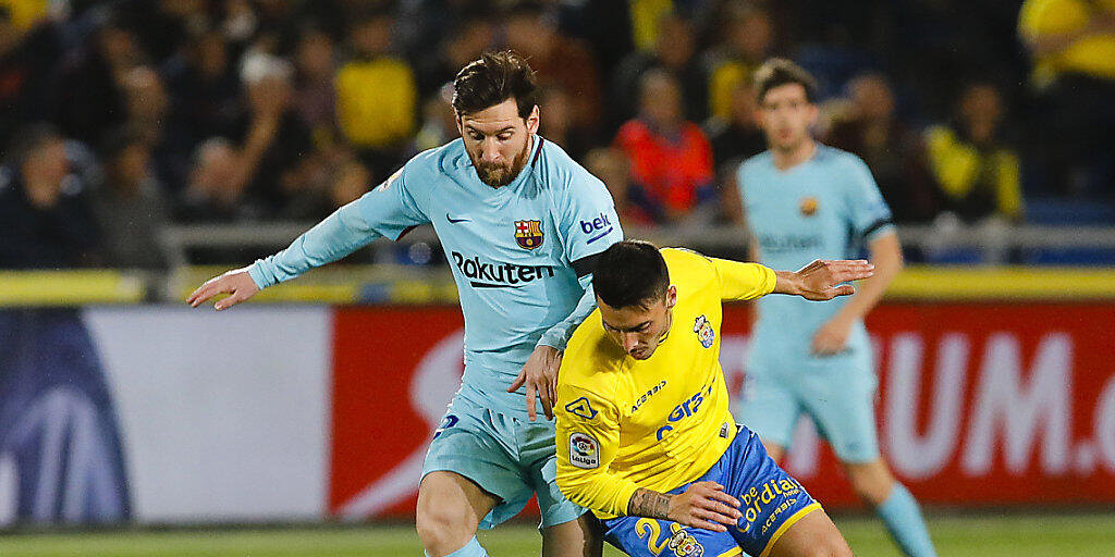 Barcelonas Lionel Messi (links) gegen Las Palmas Ximo Navarro