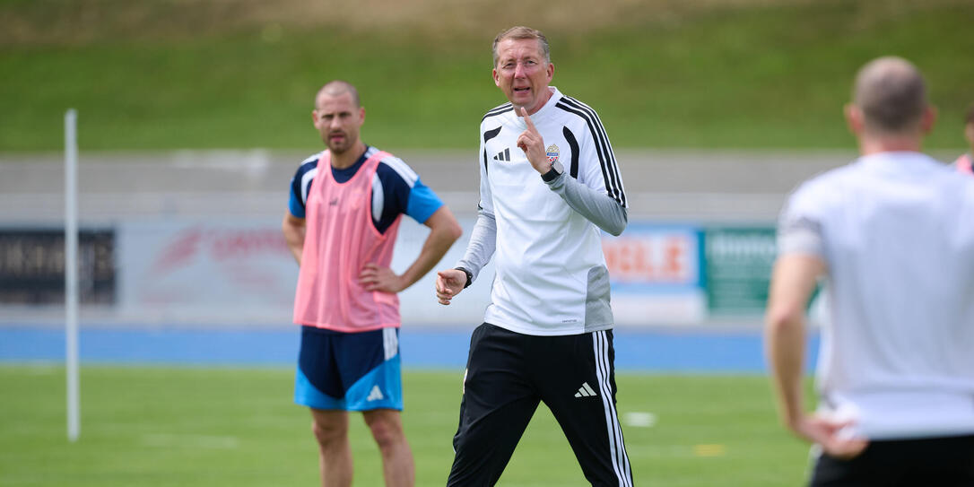 Zum Trainingsauftakt stellte Nationaltrainer Konrad F&uuml;nfst&uuml;ck (r.)  sein Team auf die tief stehenden Andorraner ein.