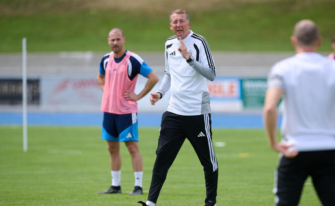 Zum Trainingsauftakt stellte Nationaltrainer Konrad F&uuml;nfst&uuml;ck (r.)  sein Team auf die tief stehenden Andorraner ein.