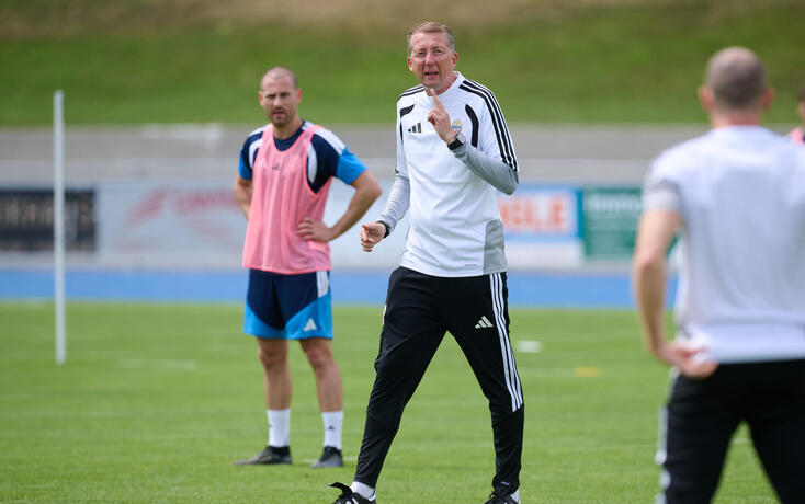 Zum Trainingsauftakt stellte Nationaltrainer Konrad F&uuml;nfst&uuml;ck (r.)  sein Team auf die tief stehenden Andorraner ein.