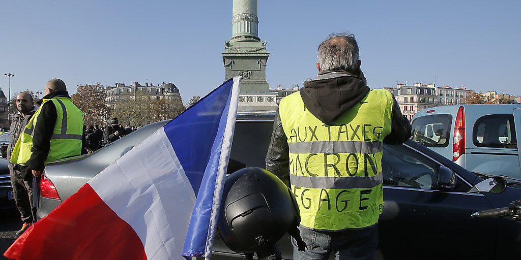 Die Demonstranten nennen sich "Gilets Jaunes". Mehr als 2000 Protestaktionen gab es offiziellen Angaben zufolge, so auch hier auf der Place de la Bastille in Paris.