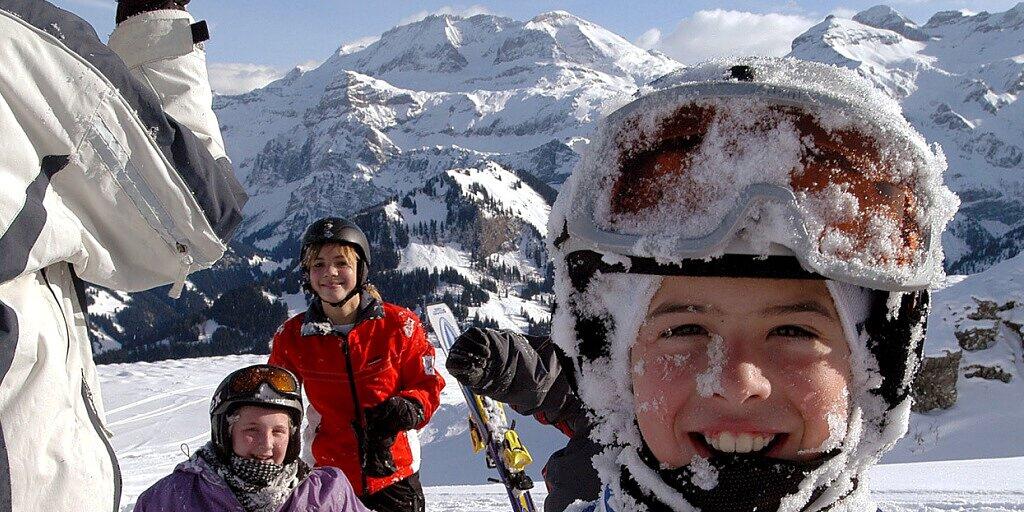 Spass und Bewegung im Schnee: der Bund erhöht auf kommenden Winter die Beiträge an die Skilager. (Archivbild)