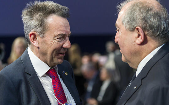 Peter Maurer spricht mit dem armenischen Präsidenten Armen Sarkissian am WEF 2020 in Davos.