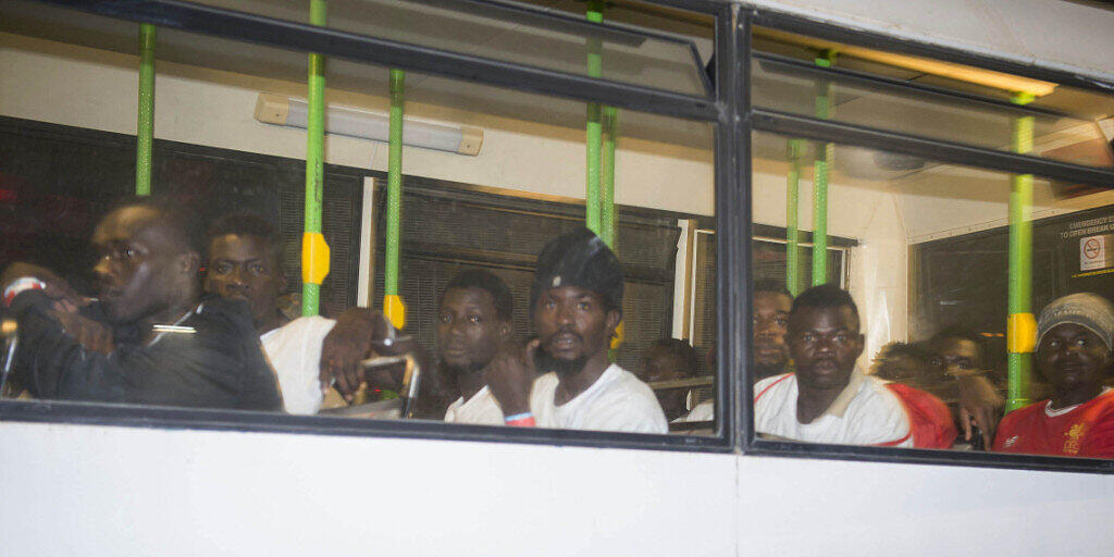 Die über 350 Flüchtlinge wurden nach der Ankunft im Hafen von Valletta auf dem Rettungsschiff "Ocean Viking" mit Bussen weitertransportiert.