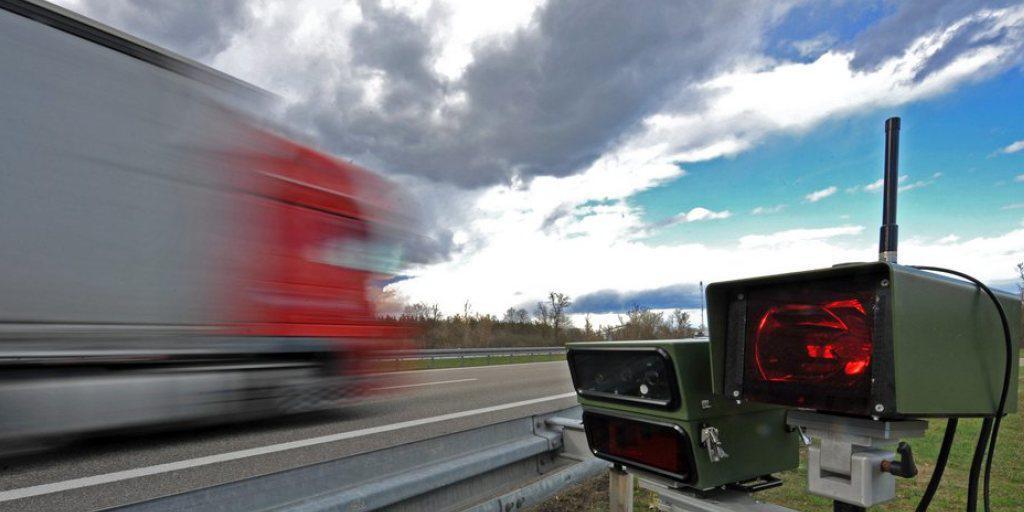 Die Tessiner Regierung kündigt ab 1. Juli wöchentlich an, in welchen Gemeinden und Bezirken am Strassenrand ein mobiles Radargerät blitzt. (Symbolbild)