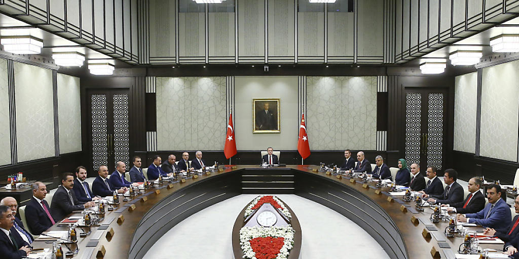 Erdogan (Mitte) und das neue türkische Kabinett.