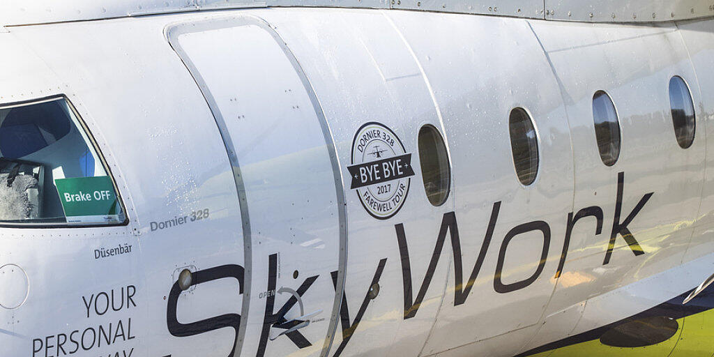 Ein Flugzeug von SkyWork Airlines auf dem Flughafen Bern-Belp. (Archivbild)