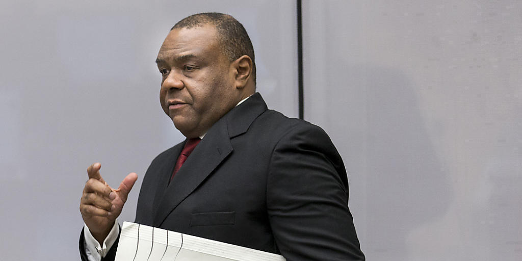 Jean-Pierre Bemba beim Betreten des Gerichtssaals. Soldaten der von ihm befehligten Bewegung für die Befreiung Kongos (MLC) sollen in der Zentralafrikanischen Republik zahlreiche Menschen gefoltert und getötet haben.