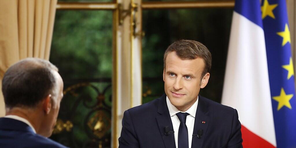 Der französische Präsident Emmanuel Macron sagte im ersten grossen Fernsehinterview seit seinem Amtsantritt, dass er trotz aller Freundschaft zu den USA mit einigen Punkten der Trump-Politik nicht einverstanden sei.