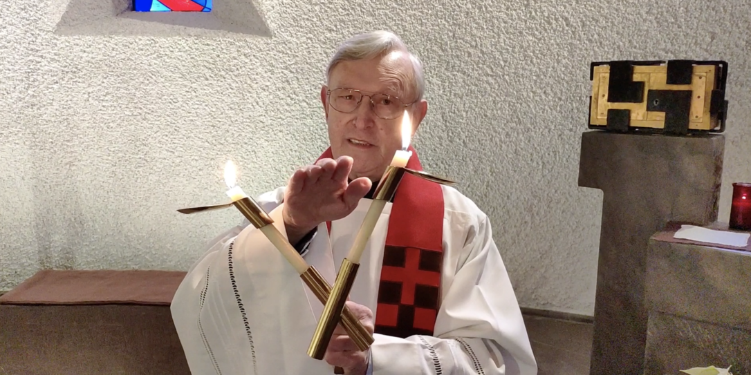 Pater Josef aus Schellenberg erteilt den Blasisussegen