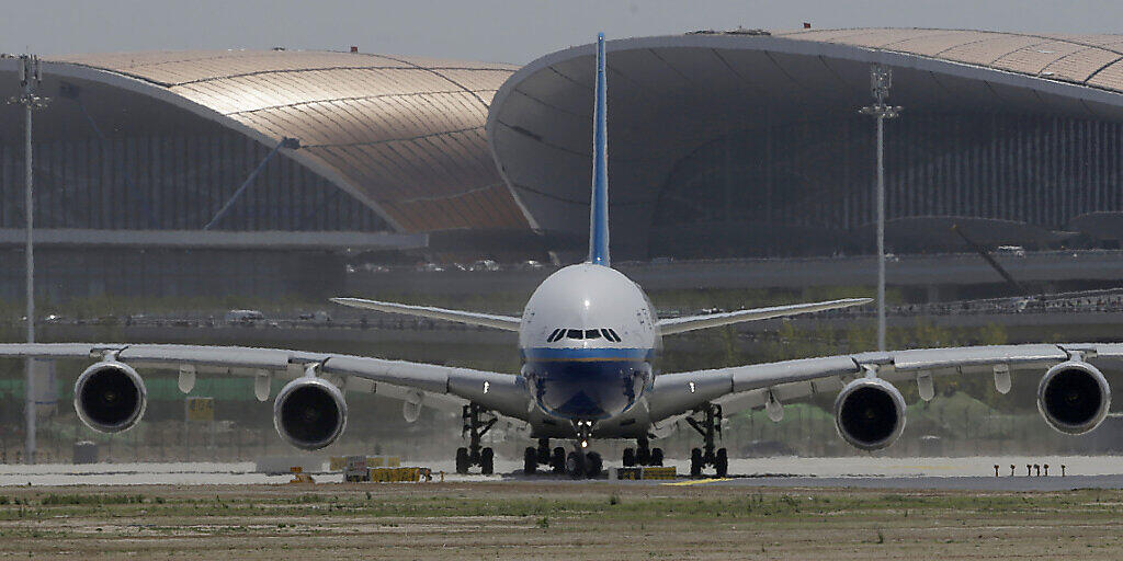 In China ist am Mittwoch der nach Gebäudefläche grösste Airport der Welt eingeweiht worden. In China ist am Mittwoch der nach Gebäudefläche grösste Airport der Welt eingeweiht worden.