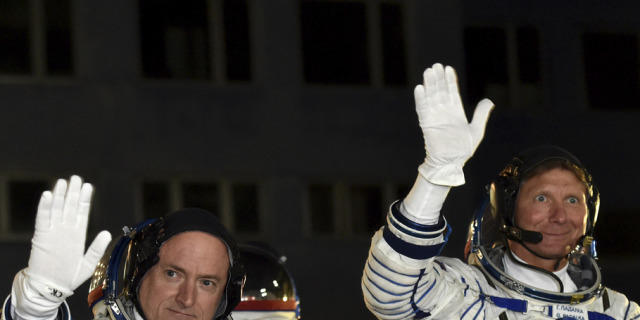 Die Astronauten Kelly (links) und Padalka befinden sich auf der ISS