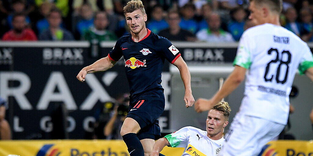 Der Schweizer Innenverteidiger Nico Elvedi kann gegen Timo Werner nichts ausrichten