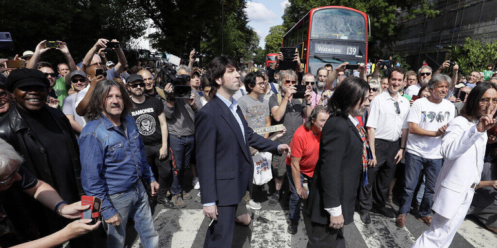 Stau am Fussgängerstreifen: Beatles-Fans feiern in London das 50-jährige Jubiläum des legendären "Abbey Road"-Albumcovers. Stau am Fussgängerstreifen: Beatles-Fans feiern in London das 50-jährige Jubiläum des legendären "Abbey Road"-Albumcovers.