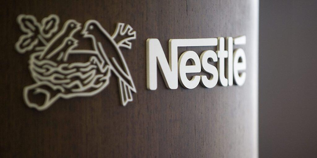 Der Nahrungsmittelkonzern Nestlé sieht sich mit Vorwürfen zu Babymilch-Produkten konfrontiert. Einige Produkte sollen krebserregend sein, wie die deutsche Konsumentenorganisation Foodwatch kritisiert.(Archivbild) Der Nahrungsmittelkonzern Nestlé sieht sich mit Vorwürfen zu Babymilch-Produkten konfrontiert. Einige Produkte sollen krebserregend sein, wie die deutsche Konsumentenorganisation Foodwatch kritisiert.(Archivbild)
