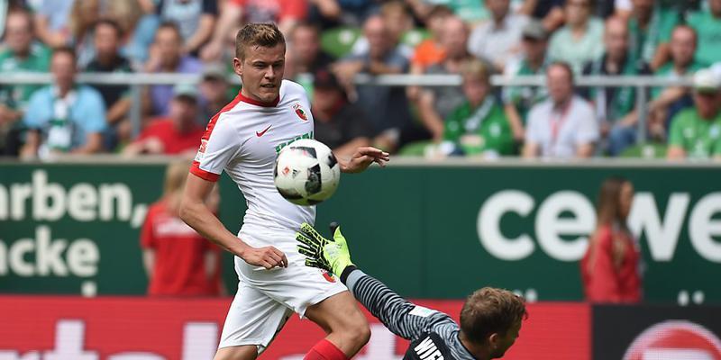Der Stürmer Alfred Finnbogason (links) setzte sich mit Augsburg gegen Werder Bremen und seinen Torhüter Felix Wiedwald durch Der Stürmer Alfred Finnbogason (links) setzte sich mit Augsburg gegen Werder Bremen und seinen Torhüter Felix Wiedwald durch