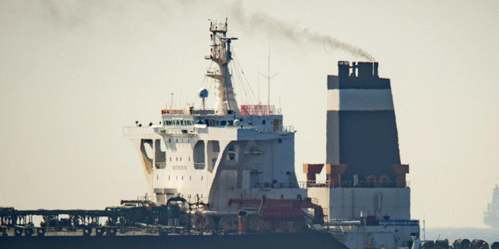 Ein Patrouillenboot der britischen Marine stoppte am 4. Juli einen Supertanker mit iranischem Öl in der Nähe Gibraltars. Nun sollen iranische Militärschiffe versucht haben einen britischen Öltanker zu stoppen. (Bild: Marcos Moreno /AP Keystone)