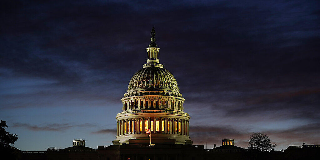 Blick auf das Kapitol im Morgengrauen am Tag der US-Präsidentschaftswahl. Foto: J. Scott Applewhite/AP/dpa