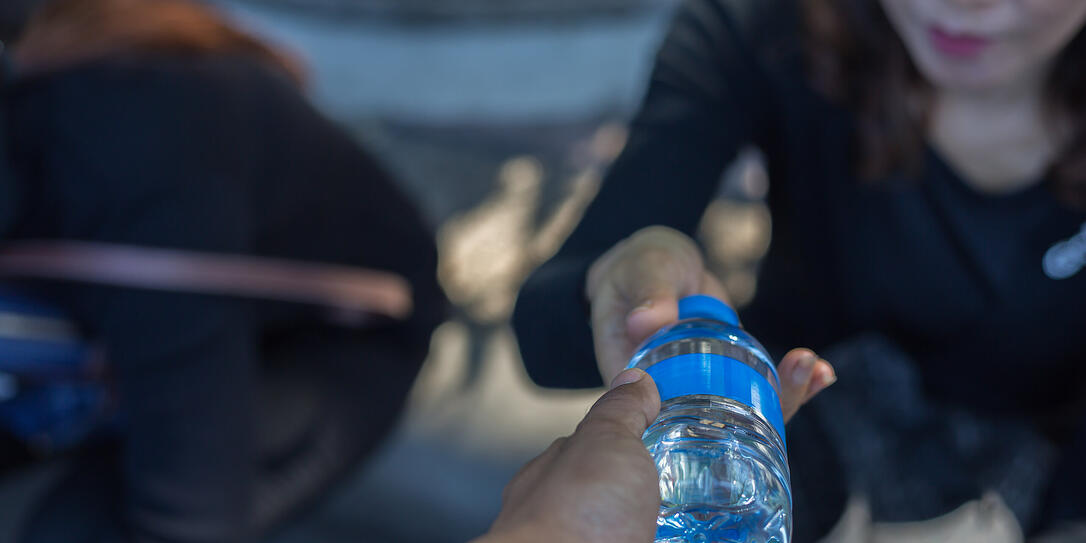 Das Ablenkungsmanöver: Der junge Mann gab an, Wasser zur Kühlung seines defekten Autos zu benötigen.