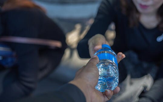 Das Ablenkungsmanöver: Der junge Mann gab an, Wasser zur Kühlung seines defekten Autos zu benötigen.