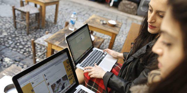 Zwei Türkinnen beim Versuch auf gewisse Websites zu kommen (Archiv) Zwei Türkinnen beim Versuch auf gewisse Websites zu kommen (Archiv)