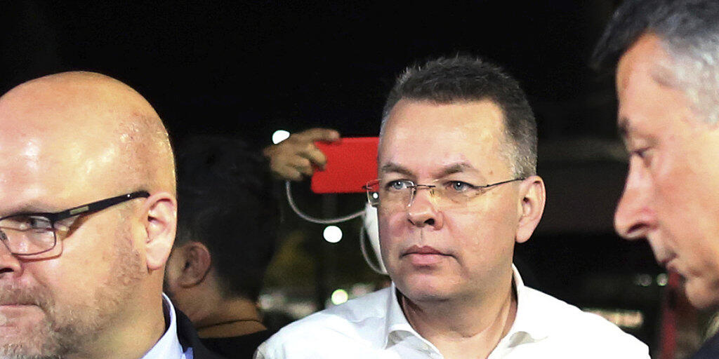 Der US-Pastor Andrew Brunson ist nach zwei Jahren Haft in der Türkei am Samstag in den USA angekommen. Der US-Pastor Andrew Brunson ist nach zwei Jahren Haft in der Türkei am Samstag in den USA angekommen.