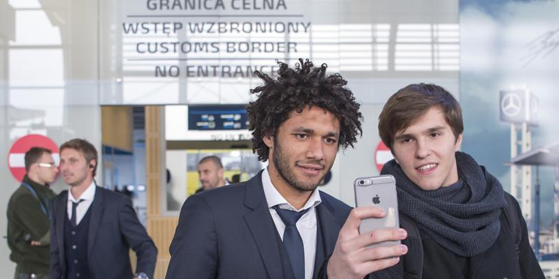 Der Ägypter Mohamed Elneny (mitte) sitzt beim FC Basel auf gepackten Koffern