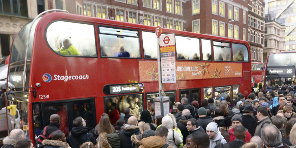 Einen Platz im Bus zu ergattern war am Montag schwierig: Da die U-Bahnen nicht fuhren, wichen die Londoner auf andere Verkehrsmittel aus. Einen Platz im Bus zu ergattern war am Montag schwierig: Da die U-Bahnen nicht fuhren, wichen die Londoner auf andere Verkehrsmittel aus.