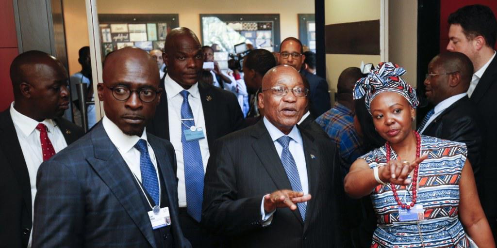 Die Regierung S&uuml;dafrikas macht Gelder f&uuml;r die lokale Fluggesellschaft SAA locker: Pr&auml;sident Jacob Zuma (Mitte) und Finanzminister Malusi Gigaba (links) haben alle H&auml;nde voll zu tun, um die Wirtschaftskrise des Landes in den Griff zu bekommen.