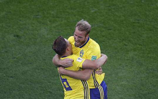 Einer für alle, alle für einen: Ludwig Augustinsson (links) und Ola Toivonen freuen sich über das 1:0 gegen Mexiko