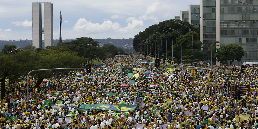 Protest von historischem Ausmass: Demonstranten gehen in Brasília gegen Staatschefin Dilma Rousseff auf die Strasse.
