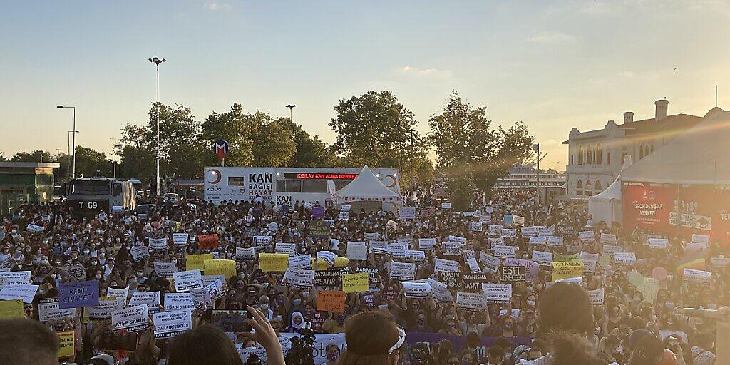 Menschen versammeln sich im Istanbuler Stadtteil Kadiköy, um gegen Gewalt gegen Frauen und die Aufkündigung der sogenannten Istanbul-Konvention zu demonstrieren. Foto: Anne Pollmann/dpa